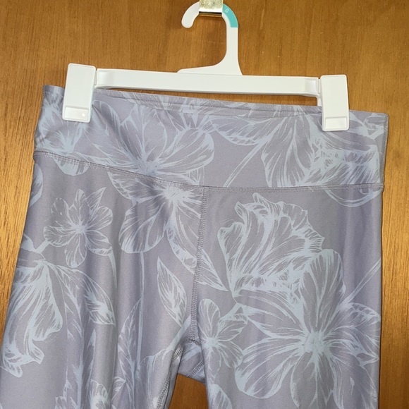 •FABLECTICS•LIGHT GRAY FLORAL HIGH WAISTED SKINNY CAPRI LEGGINGS SIZE MEDIUM EUC - Picture 4 of 7